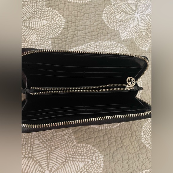 🎉HP🎉Tory Burch Patent Leather Continental Logo Zip Wallet in Black🖤 - Picture 5 of 10